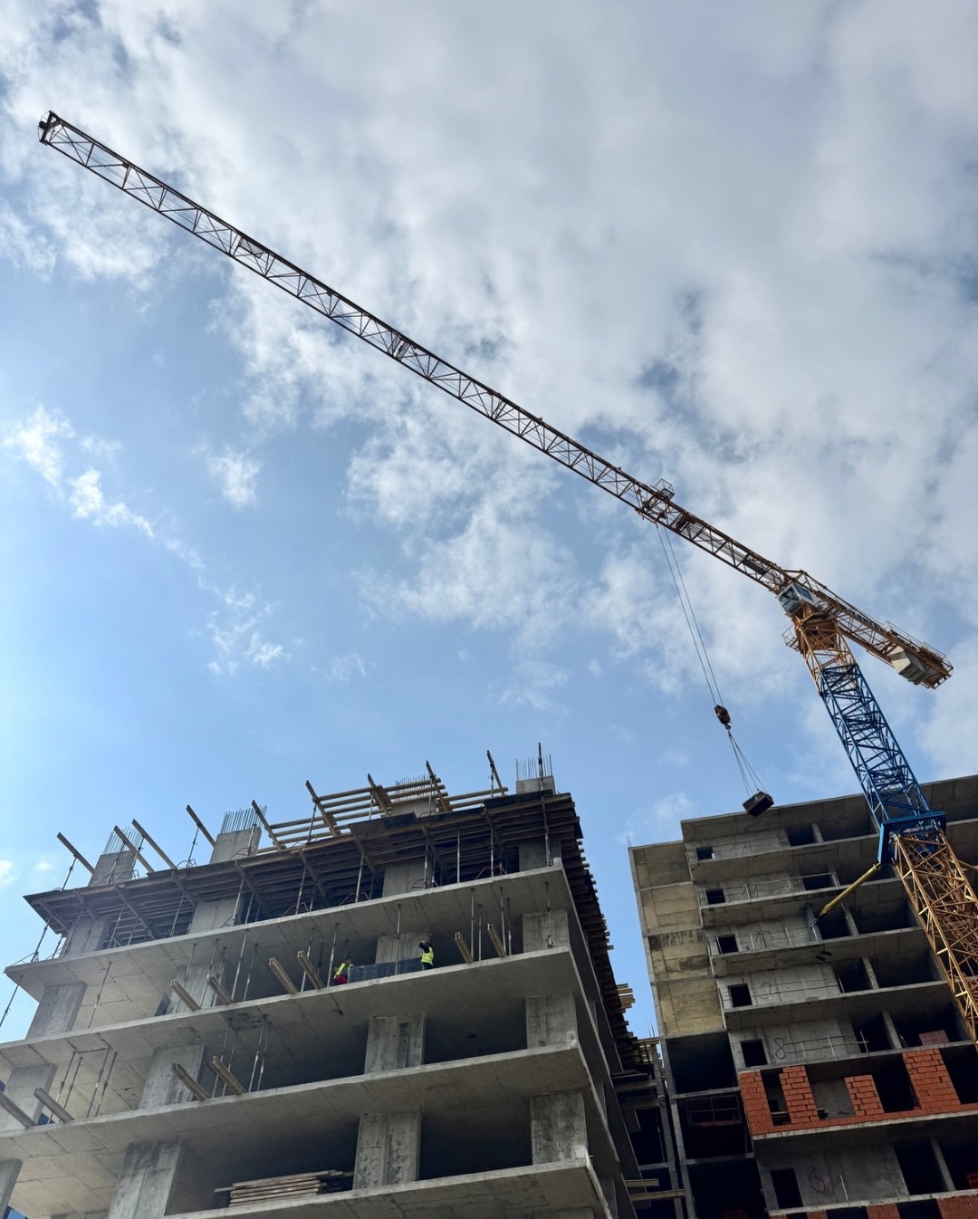 Хід будівництва ЖК Lakeview — березень 2026, панорама будмайданчика з баштовим краном